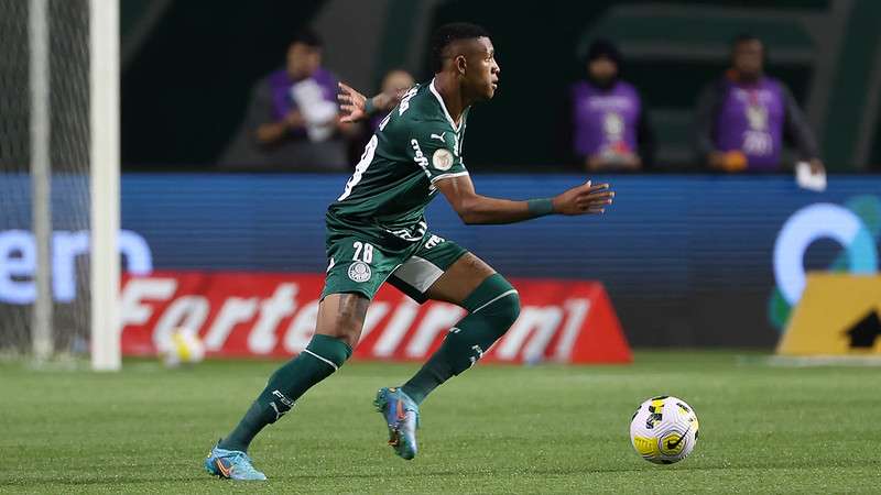 Danilo em jogo do Palmeiras contra o Santos, durante partida válida pela vigésima sétima rodada do Brasileirão 2022, no Allianz Parque.