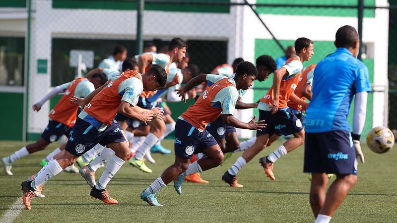 Sub-20 do Palmeiras durante treinamento na Academia de Futebol, em São Paulo-SP.