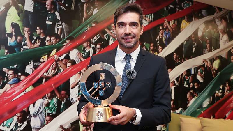 Abel Ferreira do Palmeiras recebe o Troféu Quinas de Ouro 2022, premiação Portuguesa entregue na Academia de Futebol, em São Paulo-SP.