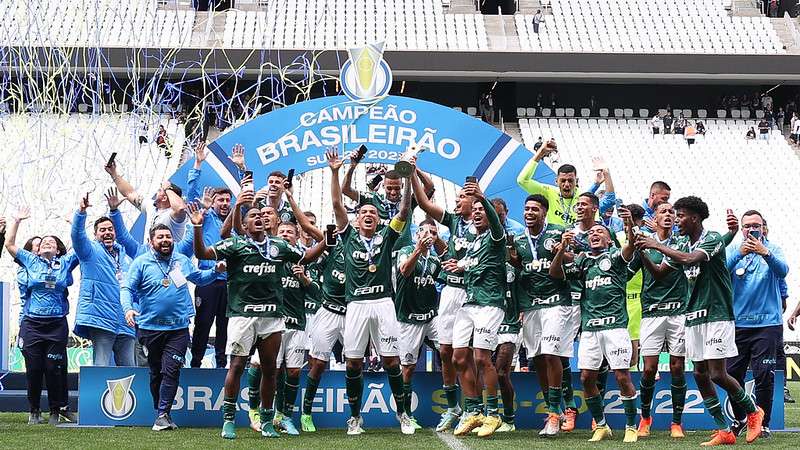 Atletas do Palmeiras comemoram título sobre o SCCP, após partida válida pela final do Campeonato Brasileiro Sub-20, no Itaquerão, em São Paulo-SP.