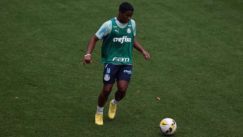 Endrick durante treinamento do Palmeiras na Academia de Futebol.