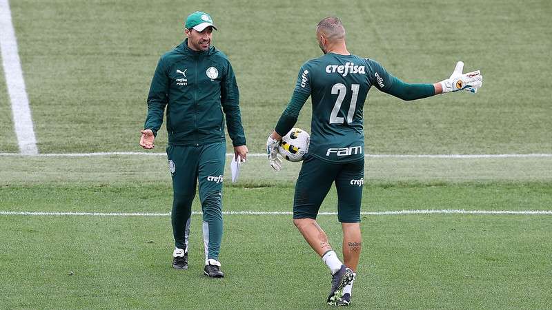 Abel Ferreira e Weverton, durante treinamento do Palmeiras, na Academia de Futebol.