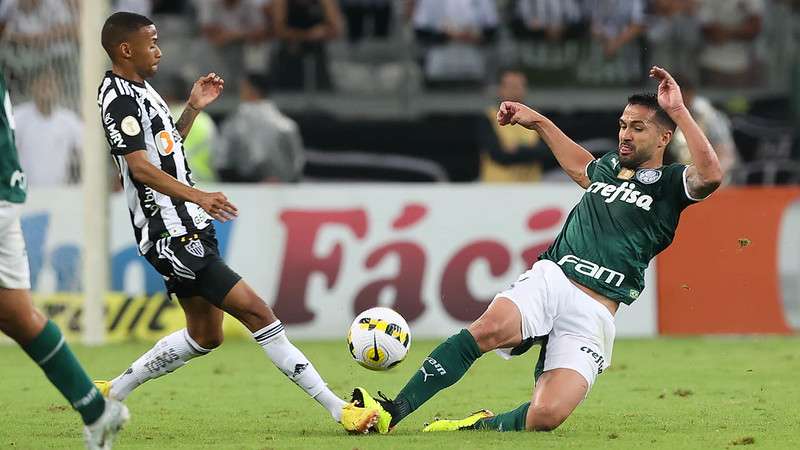Luan do Palmeiras em disputa com Ademir do Atlético-MG, durante partida válida pela vigésima oitava rodada do Brasileirão 2022, no Mineirão.