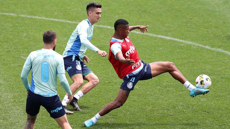 Zé Rafael, Atuesta e Danilo durante treinamento do Palmeiras, na Academia de Futebol.