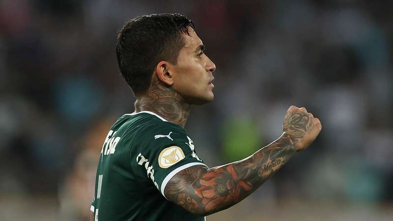 Dudu comemora seu gol pelo Palmeiras contra o Botafogo, durante partida válida pela vigésima nona rodada, do Brasileirão 2022, no Engenhão.