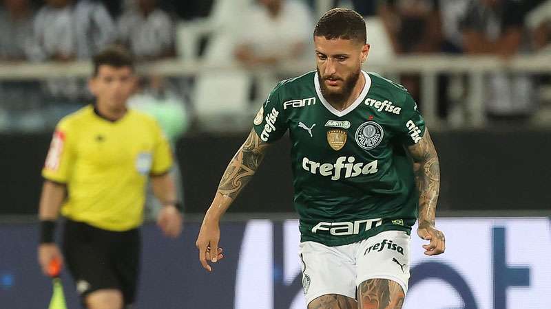 Zé Rafael em jogo do Palmeiras contra o Botafogo, durante partida válida pela vigésima nona rodada do Brasileirão 2022, no Engenhão.