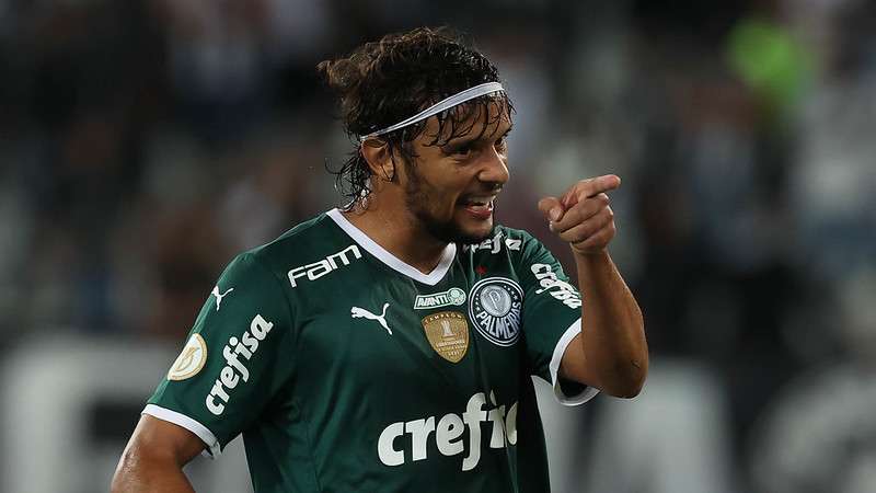 Gustavo Scarpa comemora seu gol pelo Palmeiras contra o Botafogo, durante partida válida pela vigésima nona rodada, do Brasileirão 2022, no Engenhão.