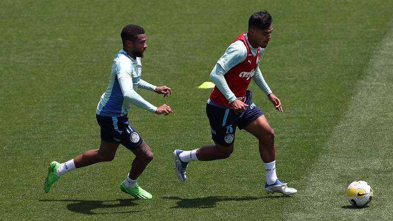 Wesley e Gabriel Menino durante treinamento do Palmeiras na Academia de Futebol.