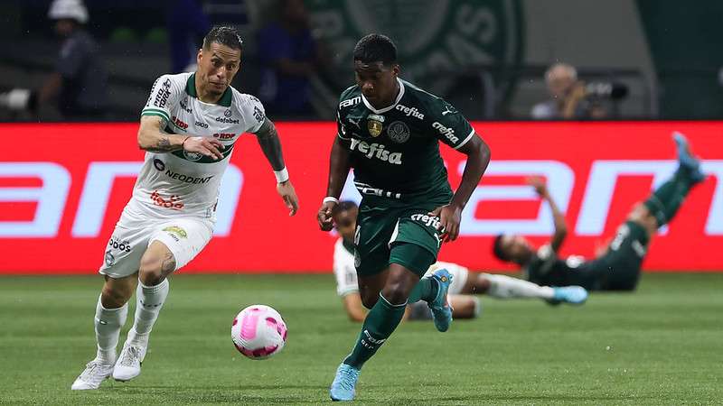 Endrick do Palmeiras em disputa com Jesus Trindade do Coritiba, durante partida válida pela trigésima rodada do Brasileirão 2022, no Allianz Parque.