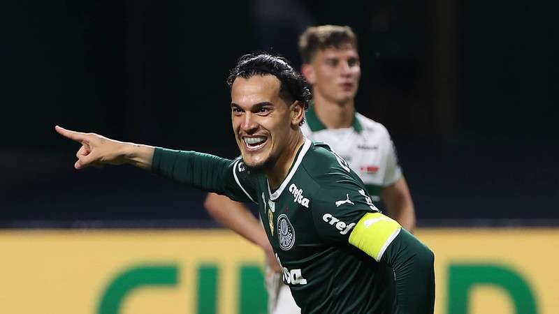 Gustavo Gómez comemora seu gol pelo Palmeiras contra o Coritiba, durante partida válida pela trigésima rodada do Brasileirão 2022, no Allianz Parque.