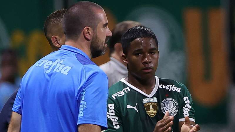 João Martins e Endrick em jogo do Palmeiras contra o Coritiba, durante partida válida pela trigésima rodada do  Brasileirão 2022, no Allianz Parque.