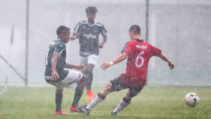 Sub-20: Jogo entre Palmeiras e Brasil de Pelotas é paralisado por conta da chuva; partida continua nesta segunda.