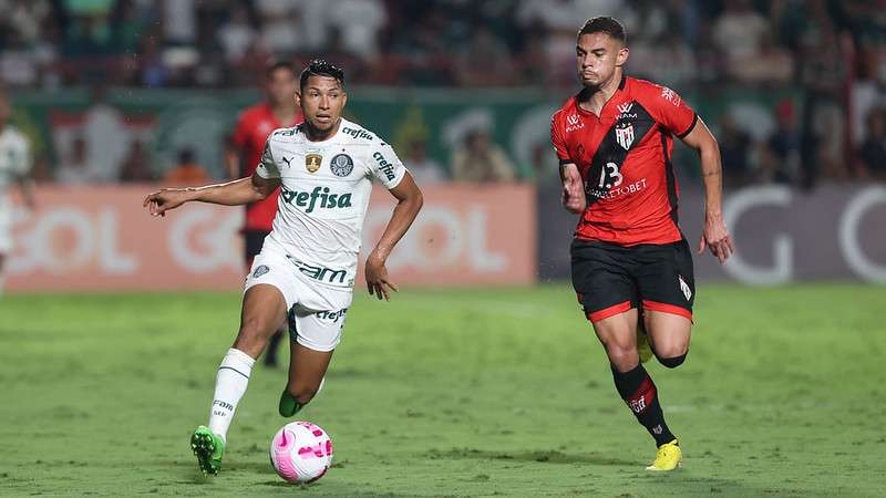 Rony do Palmeiras em disputa com Edson Fernando do Atlético-GO, durante partida válida pela trigésima primeira rodada do Brasileirão 2022, no Antônio Accioly.