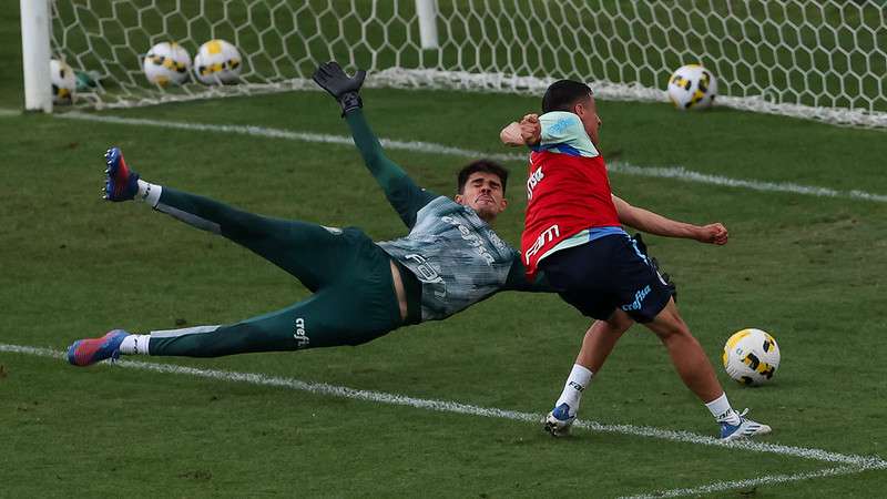 Vinicius e Merentiel durante treinamento do Palmeiras, na Academia de Futebol.