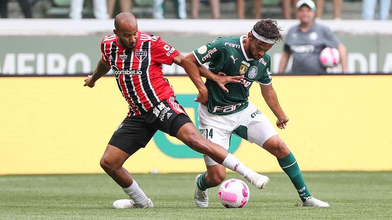 Gustavo Scarpa do Palmeiras em disputa com Patrick do SPFC, durante partida válida pela trigésima segunda rodada do Brasileirão 2022, no Allianz Parque.