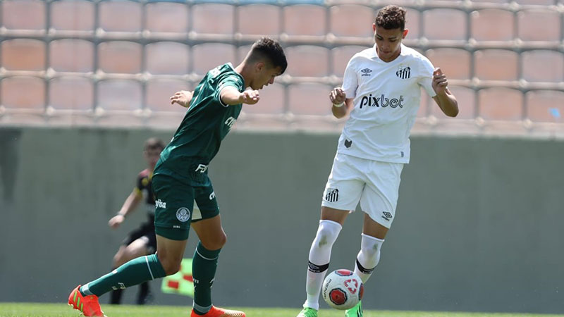 Sub-17 do Palmeiras goleia Santos no jogo de ida da semifinal do Campeonato Paulista.