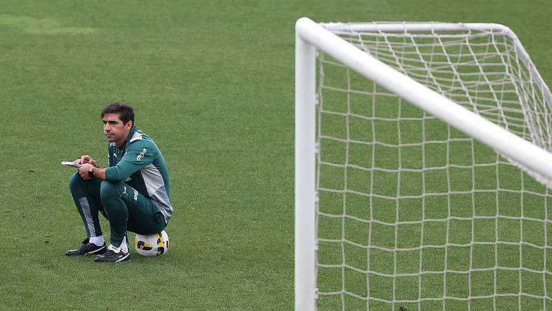 Abel Ferreira durante treinamento do Palmeiras na Academia de Futebol.