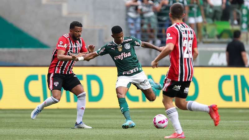 Danilo do Palmeiras em disputa com Reinaldo, do SPFC, durante partida válida pela trigésima segunda rodada do Brasileirão 2022, no Allianz Parque.