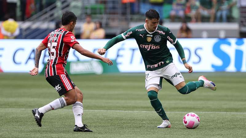 Piquerez do Palmeiras em disputa com Nestor do SPFC, durante partida válida pela trigésima segunda rodada do Brasileirão 2022, no Allianz Parque.