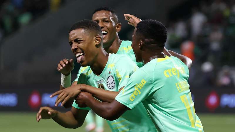 Vanderlan do Palmeiras comemora com Danilo e Endrick gol contra o Avaí, durante partida válida pela trigésima terceira rodada do Brasileirão 2022, no Allianz Parque.