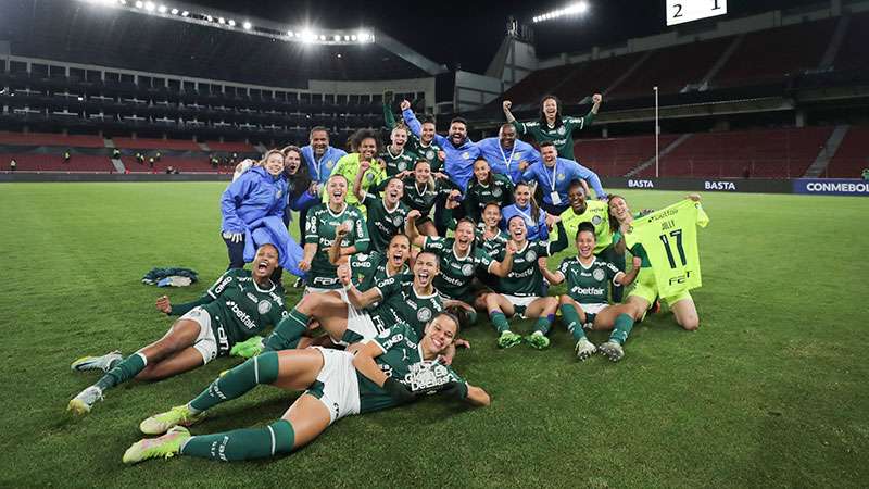 Palmeiras vira sobre Santiago Morning no último lance e avança à semifinal da Libertadores Feminina.