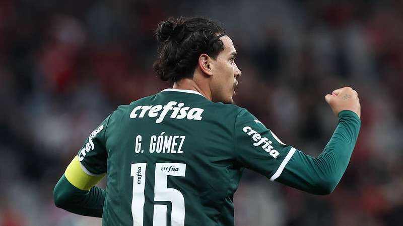 Gustavo Gómez comemora seu gol pelo Palmeiras contra o Athletico-PR, durante partida válida pela trigésima quarta rodada do Brasileirão 2022, na Arena da Baixada.
