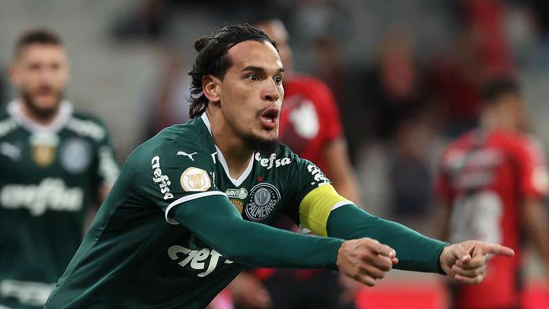 Gustavo Gómez comemora seu gol pelo Palmeiras contra o Athletico-PR, durante partida válida pela trigésima quarta rodada do Brasileirão 2022, na Arena da Baixada.