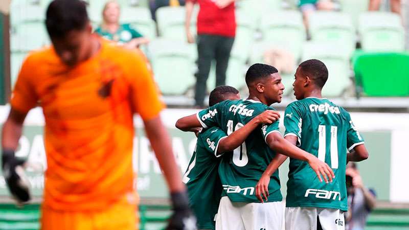 Palmeiras goleia Athletico-PR e larga em vantagem na semifinal do Brasileiro Sub-17.
