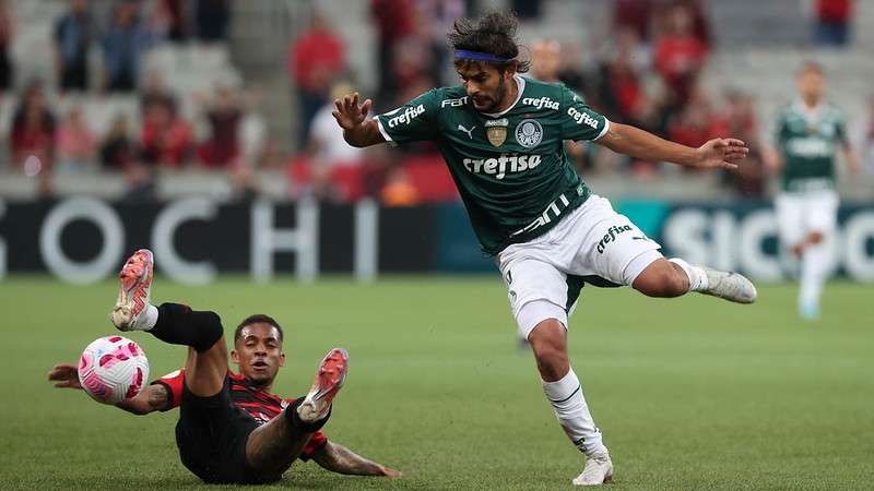Gustavo Scarpa do Palmeiras em disputa contra o Athletico-PR, durante partida válida pela trigésima quarta rodada do Brasileirão 2022, na Arena da Baixada.