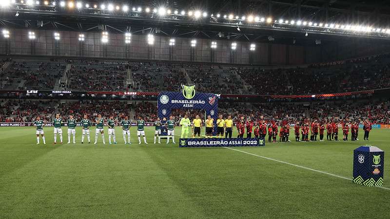 Equipe do Palmeiras alinhada para o hino nacional em jogo contra o Athletico-PR, durante partida válida pela trigésima quarta rodada do Brasileirão 2022, na Arena da Baixada.