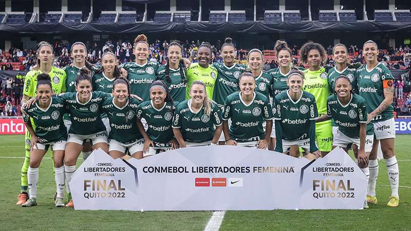 Palmeiras goleia Boca Juniors e conquista título inédito da Libertadores Feminina.