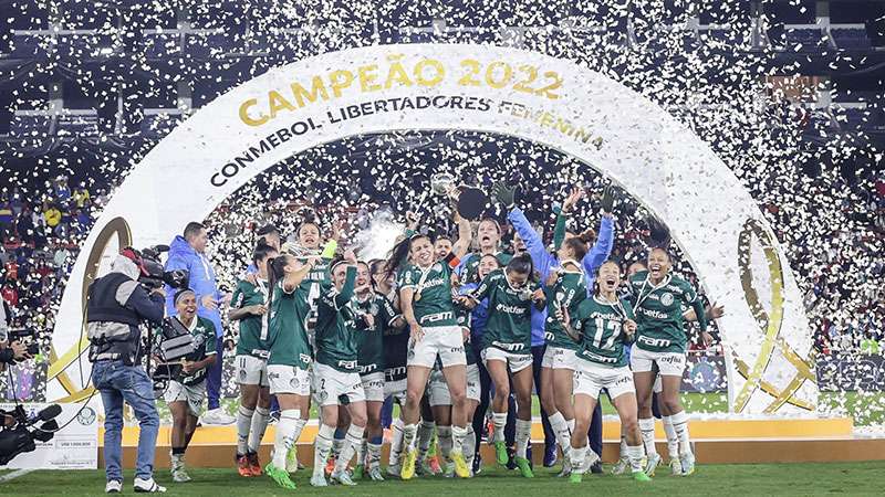 Palmeiras goleia Boca Juniors e conquista título inédito da Libertadores Feminina.