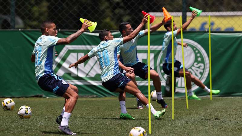 Atletas do Palmeiras durante treinamento na Academia de Futebol.