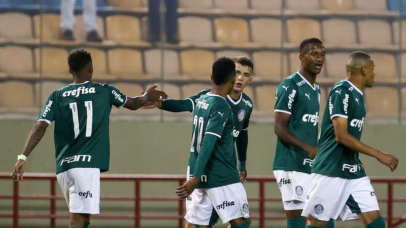Atletas do Palmeiras comemoram gol na vitória sobre o Internacional, na primeira partida válida pela semifinal da Copa do Brasil Sub-20, na Arena Barueri, em Barueri-SP.