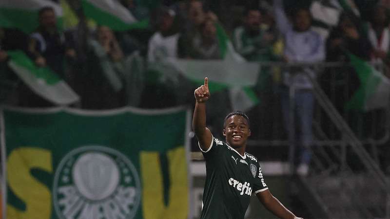 Endrick comemora seu gol pelo Palmeiras contra o Fortaleza, durante partida válida pela trigésima quinta rodada, do Brasileirão 2022, no Allianz Parque.
