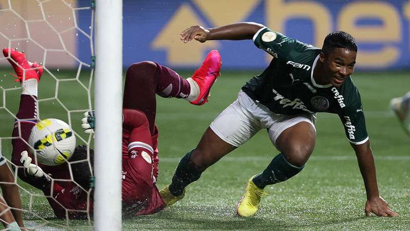 Endrick comemora seu gol pelo Palmeiras contra o Fortaleza, durante partida válida pela trigésima quinta rodada, do Brasileirão 2022, no Allianz Parque.