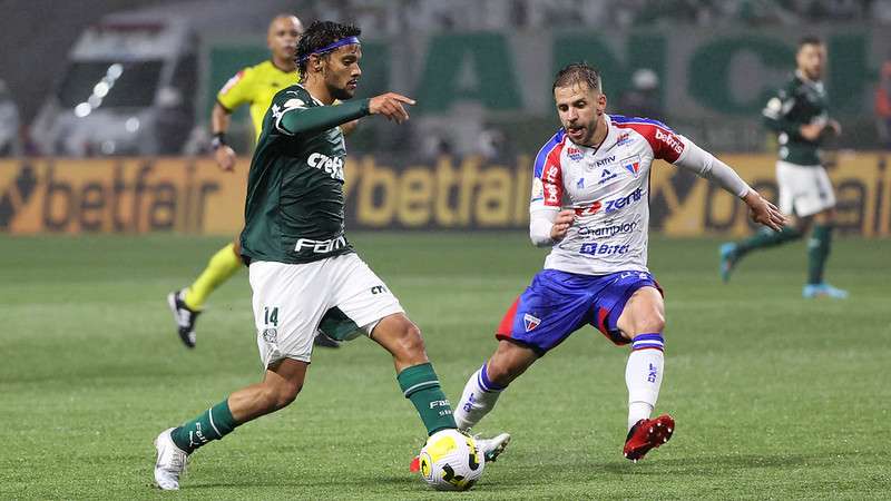 Gustavo Scarpa em disputa pelo Palmeiras contra o Fortaleza, durante partida válida pela trigésima quinta rodada do Brasileirão 2022, no Allianz Parque.