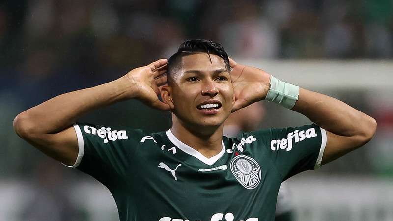 Rony comemora seu gol pelo Palmeiras contra o Fortaleza, durante partida válida pela trigésima quinta rodada, do Brasileirão 2022, no Allianz Parque.