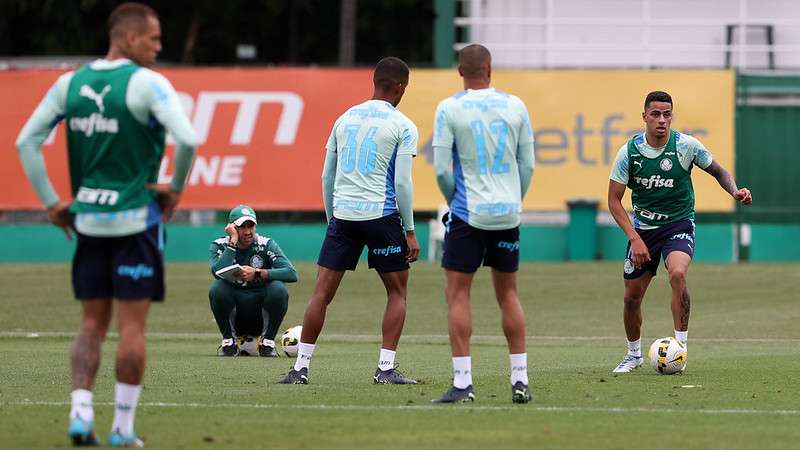 Observados por Abel Ferreira, atletas do Palmeiras praticam atividades durante treinamento na Academia de Futebol.