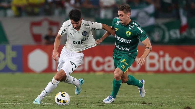 Flaco López do Palmeiras em disputa com Camilo do Cuiabá, durante partida válida pela trigésima sexta rodada, do Brasileirão 2022, na Arena Pantanal.