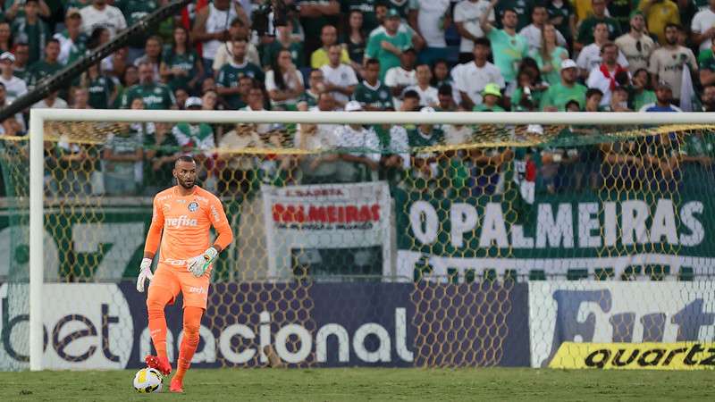 Weverton em jogo do Palmeiras contra o Cuiabá, durante partida válida pela trigésima sexta rodada do Brasileirão 2022, na Arena Pantanal.