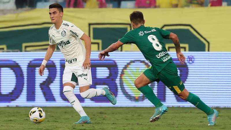 Atuesta do Palmeiras em disputa com Rafael Gava do Cuiabá, durante partida válida pela trigésima sexta rodada do Brasileirão 2022, na Arena Pantanal.