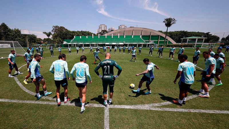 Atletas do Palmeiras durante treinamento na Academia de Futebol.