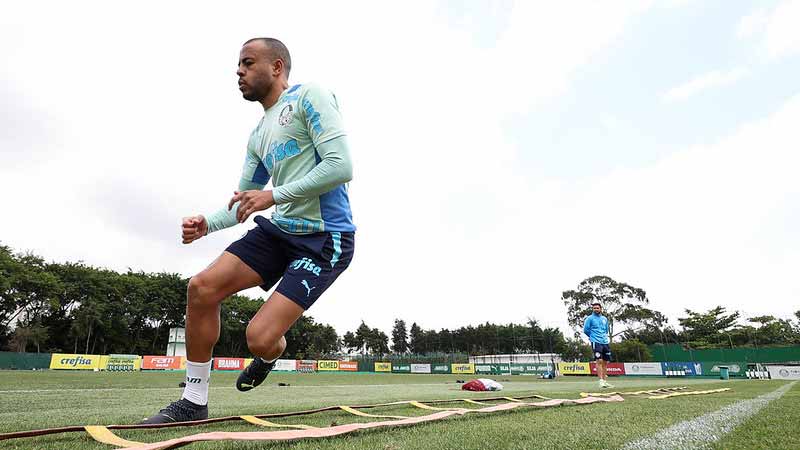 Mayke durante treinamento do Palmeiras na Academia de Futebol.