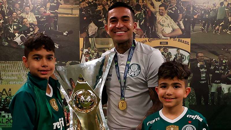 Dudu exibe o troféu de campeão brasileiro 2022 junto a seus filhos.