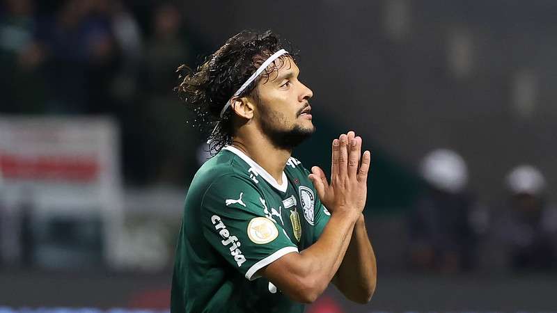 Gustavo Scarpa comemora seu gol pelo Palmeiras contra o América-MG, durante partida válida pela trigésima sétima rodada do Brasileirão 2022, no Allianz Parque.