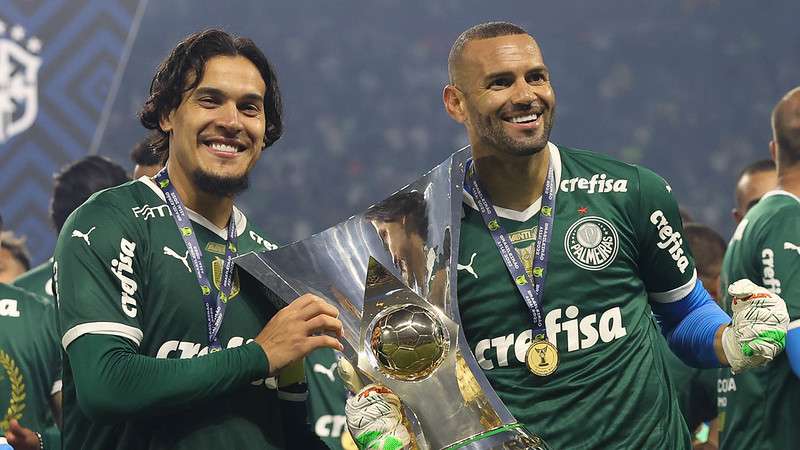 Gustavo Gómez e Weverton comemoram a conquista pelo Palmeiras, após jogo contra o América-MG, após partida válida pela trigésima sétima rodada do Brasileirão 2022, no Allianz Parque.