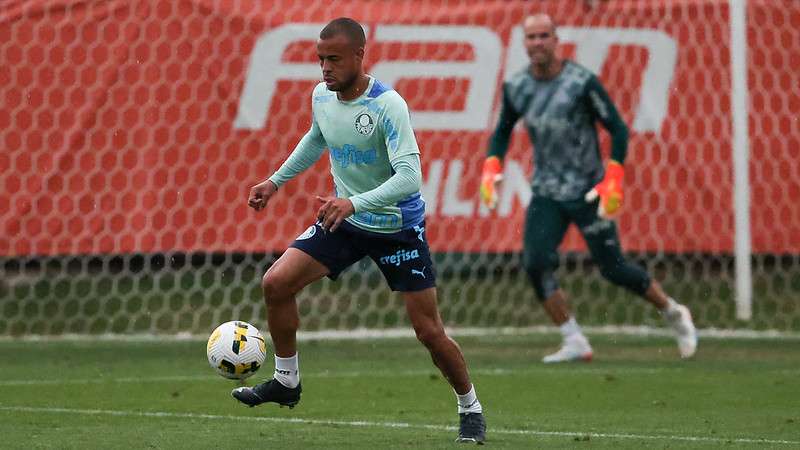 Mayke durante treinamento do Palmeiras na Academia de Futebol.