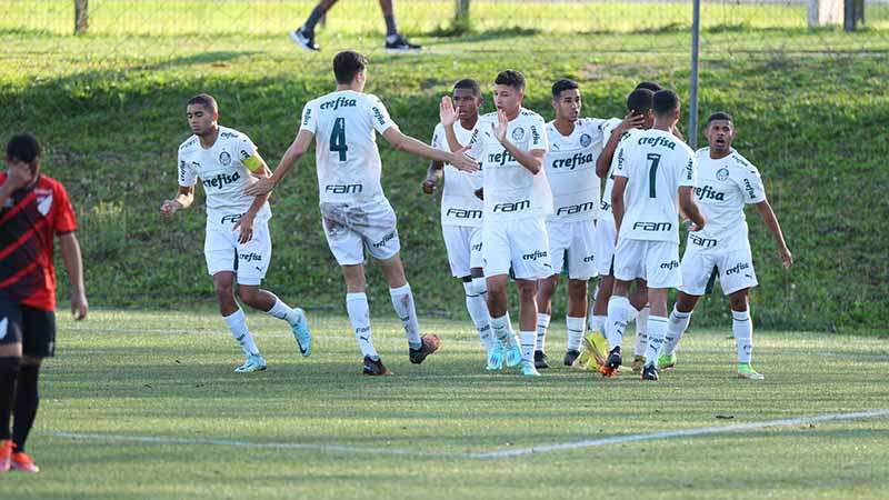 Avassalador, Sub-17 do Palmeiras aplica 6 no Athletico-PR e avança à final do Brasileiro.