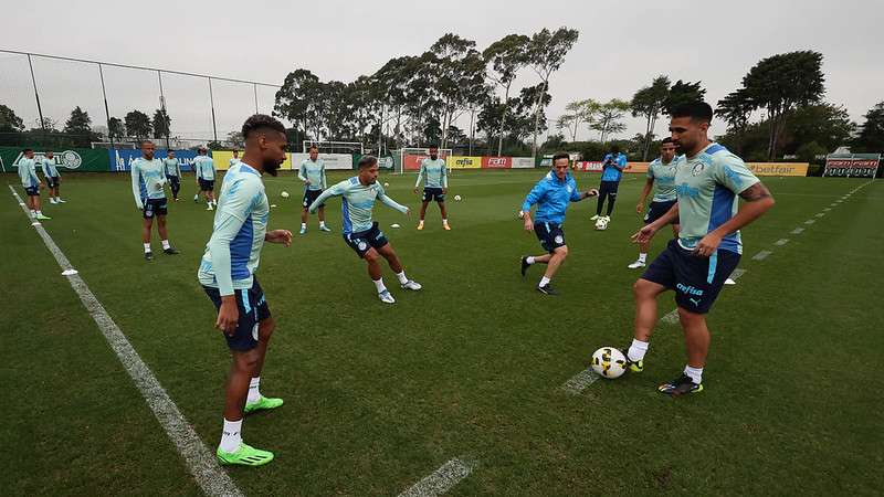 Atletas do Palmeiras durante treinamento na Academia de Futebol.